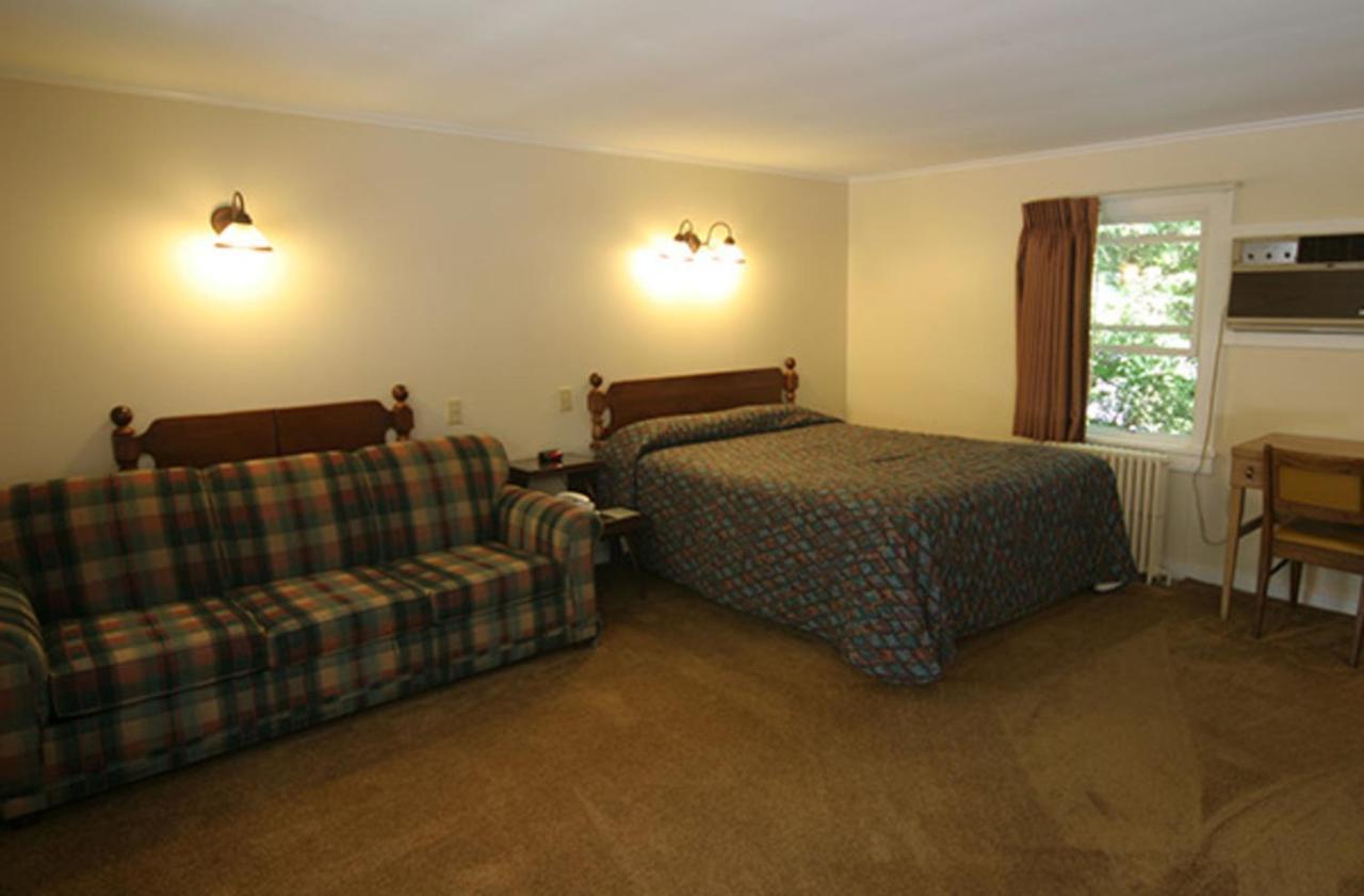 Schroon Lake Maple Leaf Motel מראה חיצוני תמונה